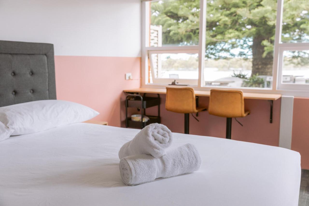 Black Swan Waterfront Motel (Adults Only) Swansea Zewnętrze zdjęcie
