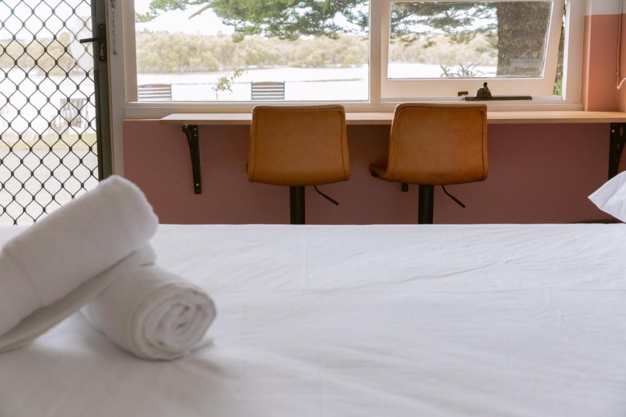 Black Swan Waterfront Motel (Adults Only) Swansea Zewnętrze zdjęcie